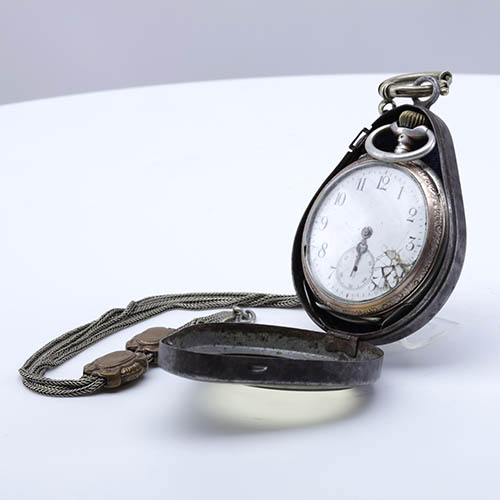Zegarek kieszonkowy mechaniczny z dewizką i pochewką ochronną